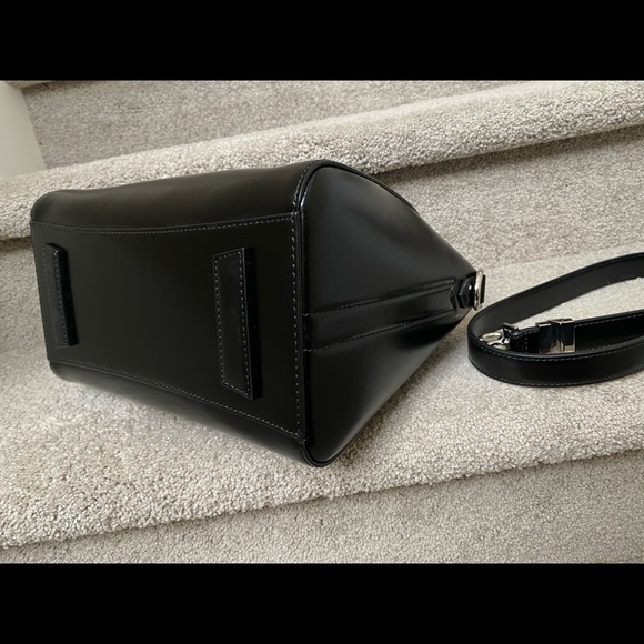 SOLD on 🅿️🅿️💜Last call! Givenchy small Antigona in glazed calfskin - Picture 7 of 16
